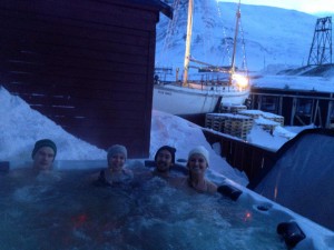 Jacuzzien hadde vært knall den, om vannet hadde vært litt varmere ... Lue hadde uansett vært et must. Fra venstre: Magne, Carina, Deem og Lina. Foto: Mette Mellem Enoksen