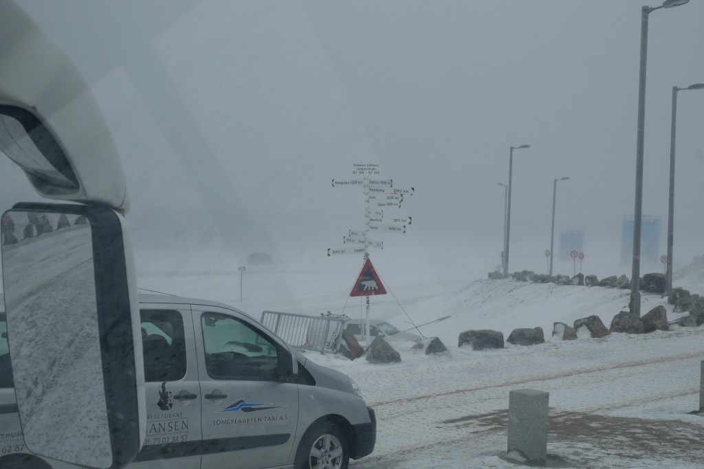 «Utsikt» fra flybussen, rett før vi skal kjøre innover fra flyplassen mot Longyearbyen. Foto: Magne Mellem Enoksen