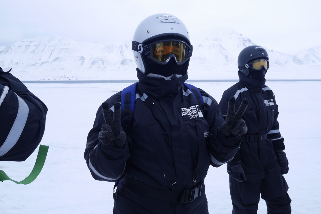 Carina koser seg på snøscooter-tur. Fryser ikke i det hele tatt! Foto: Magne Mellem Enoksen.