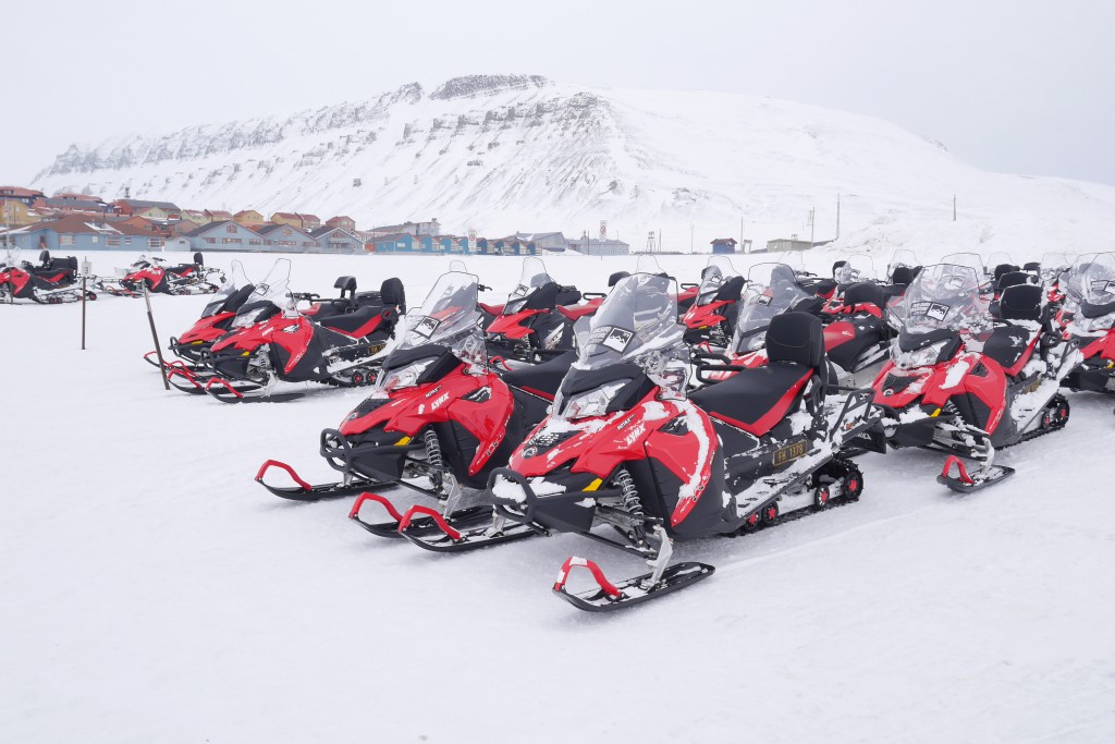 Scooterne vi kjørte på tur i Adventdalen og Helvetiadalen på Svalbard. Foto: Bredoksen