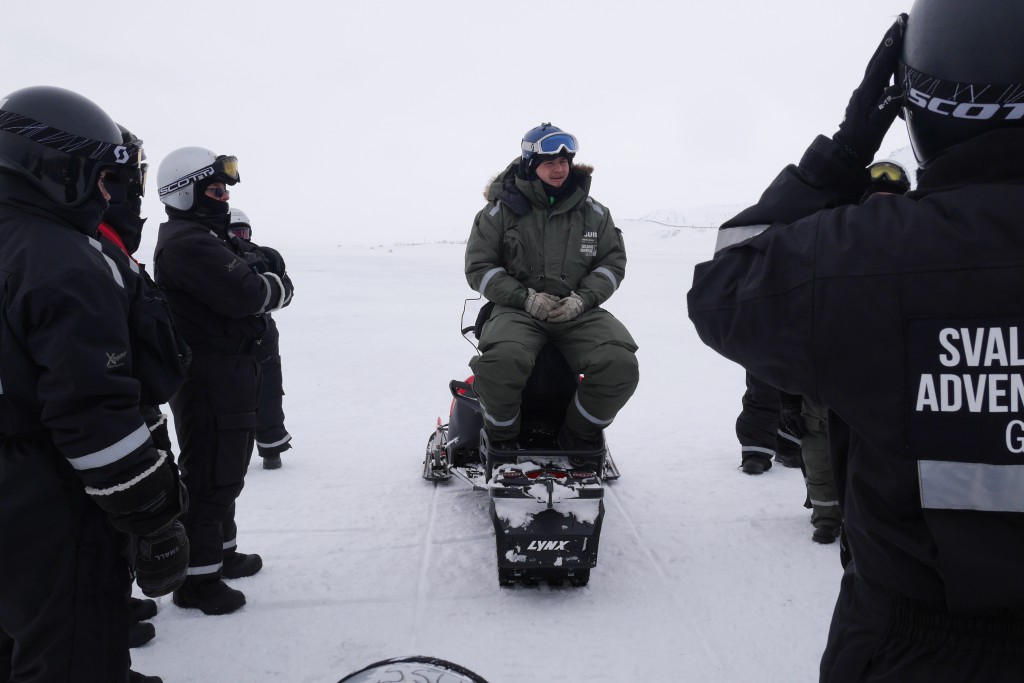 Guiden vår, som opprinnelig var fra Island, forteller om omgivelsene (vi ikke ser) på scootertur i Adventdalen utafor Longyearbyen.