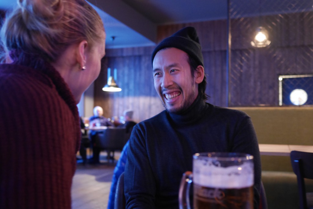 Deem gleder seg til spareribsen han har bestilt på Cole Miner´s Bar & Grill i Longyearbyen. Foto: Magne Mellem Enoksen