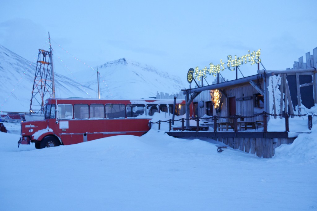 Litta av Mary Ann´s Polarrigg sett utenifra. Den røde bussen er forresten røykerommet. Foto: Magne Mellem Enoksen.