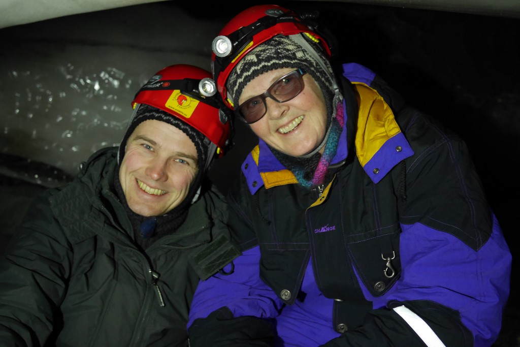 Magne og Mette nede i isgrotta. Guiden Mirco ordnet med kjeks og kaffe til oss. Foto: Lina Mellem Enoksen