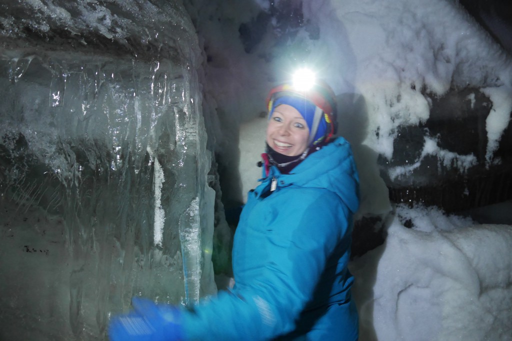 Carina utforsker isgrotta under Larsbreen. Foto: Magne Mellem Enoksen