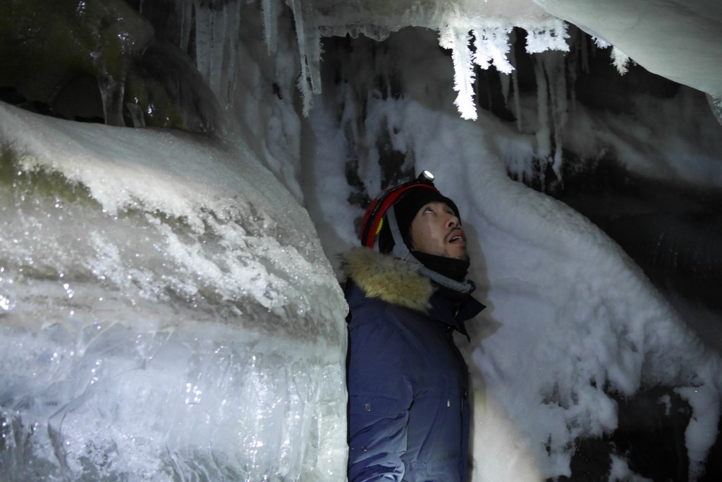 Deem studerer iskrystallene i isgrotta under Larsbreen. Foto: Magne Mellem Enoksen