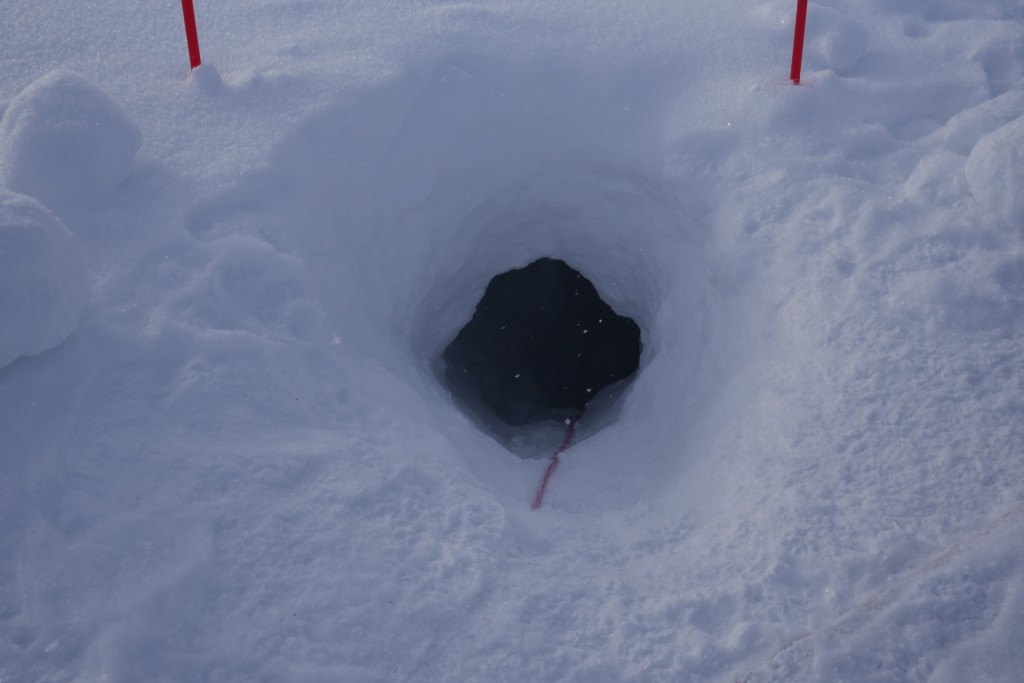 Dette var åpningen ned til isgrotta, som lå 10-30 meter ned under Larsbreen. Foto: Carina Alice Bredesen