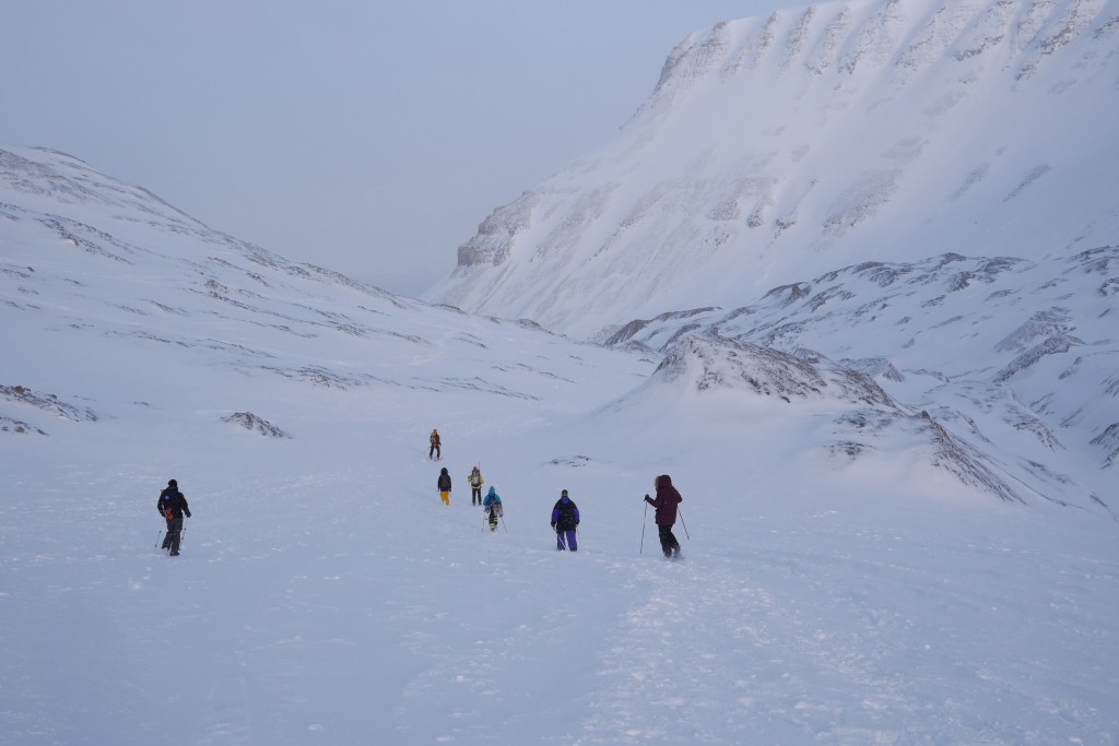 På fottur over Larsbreen i den villeste av den ville arktiske naturen. Foto: Magne Mellem Enoksen