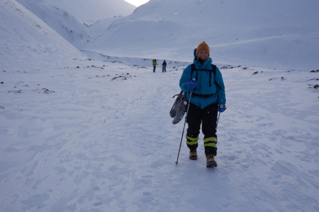 Mot slutten av turen hang Carina trugene på sekken. Det tok cirka 1 time og 20 minutter å gå opp til isgrotta, og cirka 1 time ned igjen - med flere fotostopp. Foto: Magne Mellem Enoksen