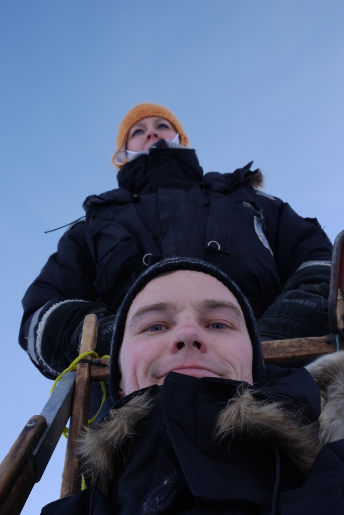 Carina kjører, Magne sitter på. Hei, hvor det går! Foto: Magne Mellem Enoksen