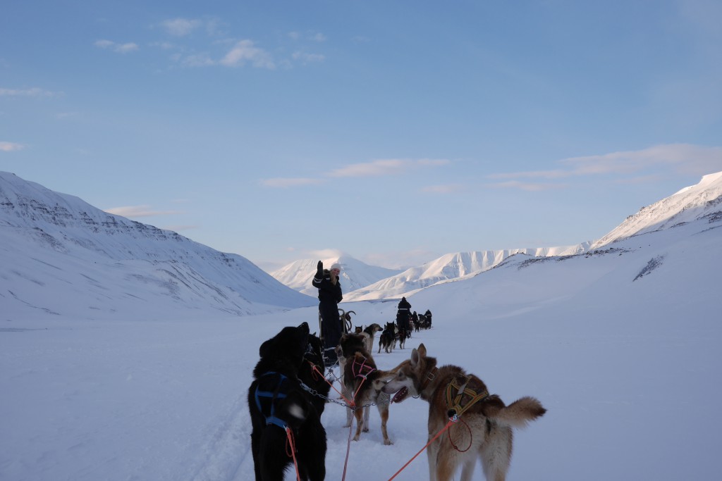 Lina vinker tilbake til Magne og Carina som var de siste spannet. Deem sitter nedi sleden til Lina. Foto: Carina Alice Bredesen