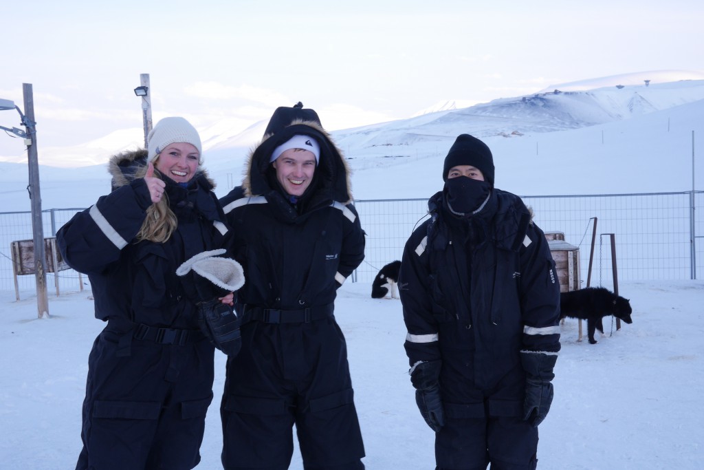 Lina, Magne og Deem er klare for hundesledetur. Foto: Carina Alice Bredesen