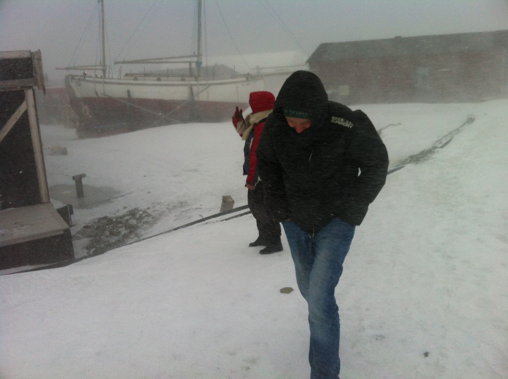 Magne trosser vind og vær og kjemper seg fram mot Longyearbyen sentrum. Foto: Carina Alice Bredesen