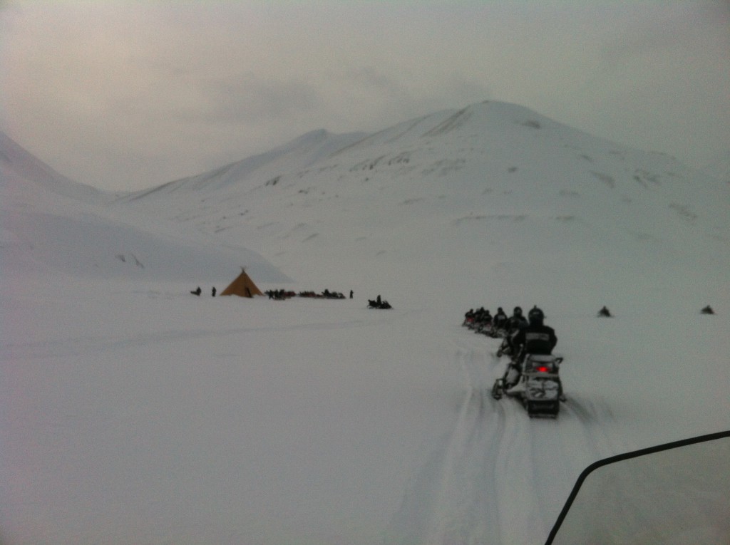 Scootertud i Helvetiadalen. På vei til lavvo og lunsj. Foto: Carina Alice Bredesen