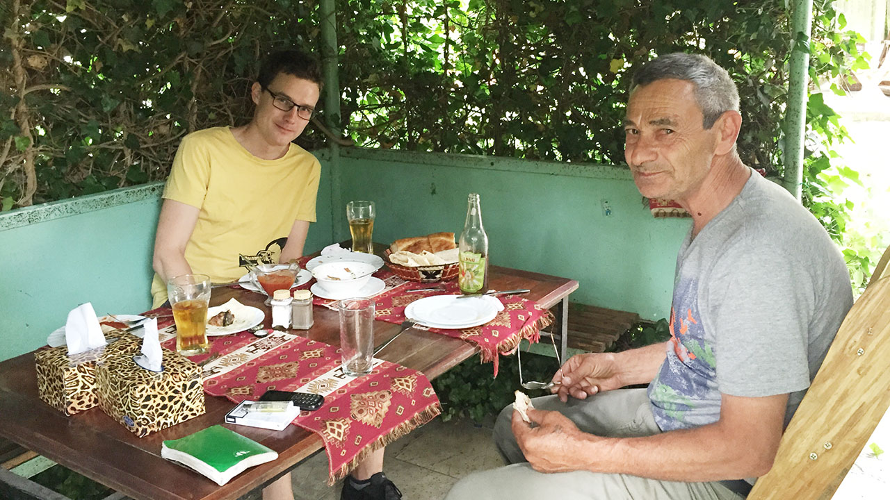 Lunsj med Simon, vår privatsjåfør i Armenia.