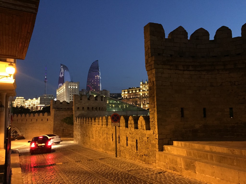 Baku Old City (Azerbaijan), med utsikt til Flaming Towers