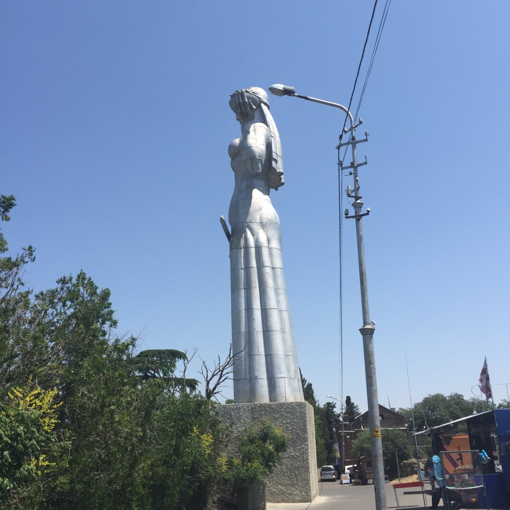 Mother Georgia-statuen oppe ved Narikala-fortet - fra en litt uheldig vinkel ...