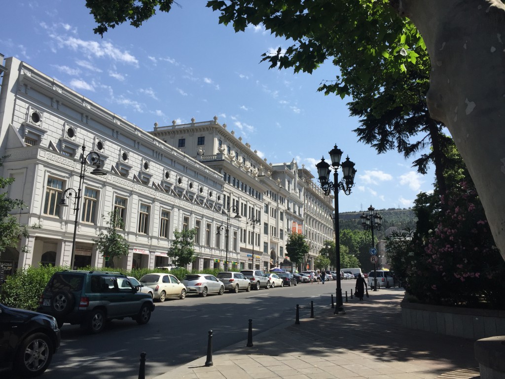 Det var også noen majestetiske bygninger langs med Rustaveli, her fra Tavisuplebis Moedani/Freedom Square i (Tbilisi, Georgia)