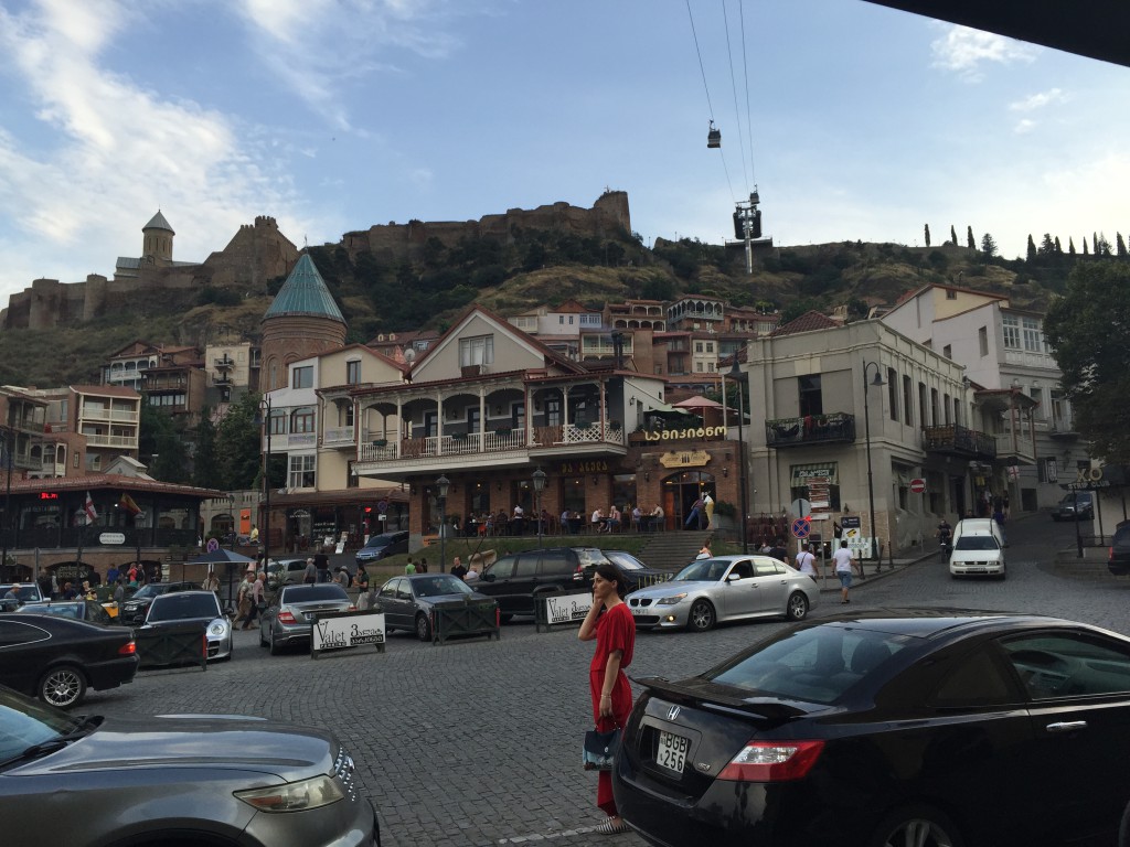 Narikala-fortet sett nedenifra, fra gamlebyen i Tbilisi.