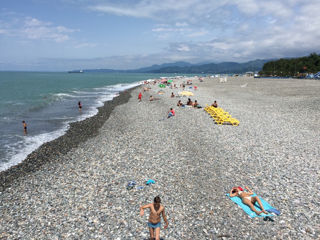 Det er en flott rullesteinstrand i Batumi, som strekker seg milevis avgårde. Helt ned til Tyrkia. 