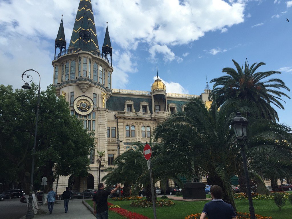 Batumi har masse fine bygninger og parker, i tillegg til en flott strandpromenade og rullesteinstrand.