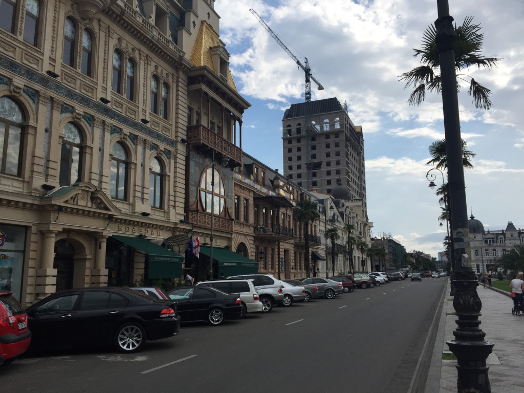 Batumi har masse fine bygninger og parker, i tillegg til en flott strandpromenade og rullesteinstrand.