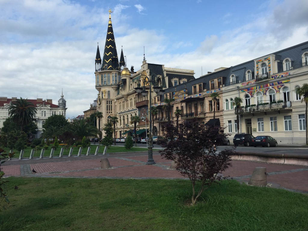 Batumi har masse fine bygninger og parker, i tillegg til en flott strandpromenade og rullesteinstrand.