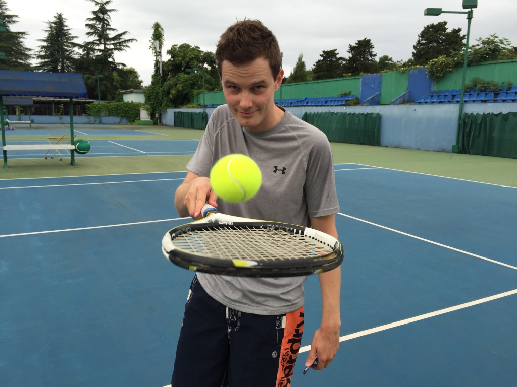 Vi tok et par slag tennis på tennisklubben som lå langs strandpromenaden et par av dagene